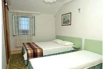 Croaţia Privát Komiža, Exteriorul